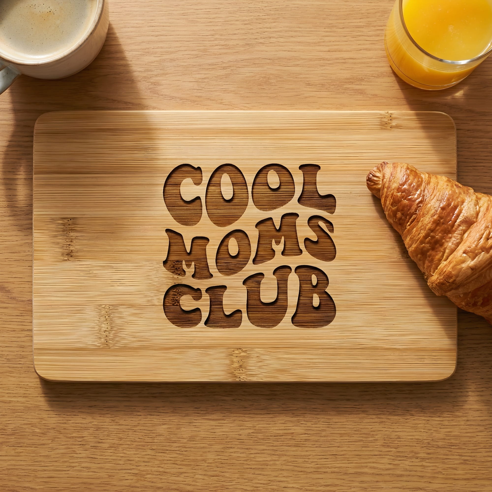 Graviertes Bambus Frühstücksbrettchen mit Schriftzug „Cool Moms Club“