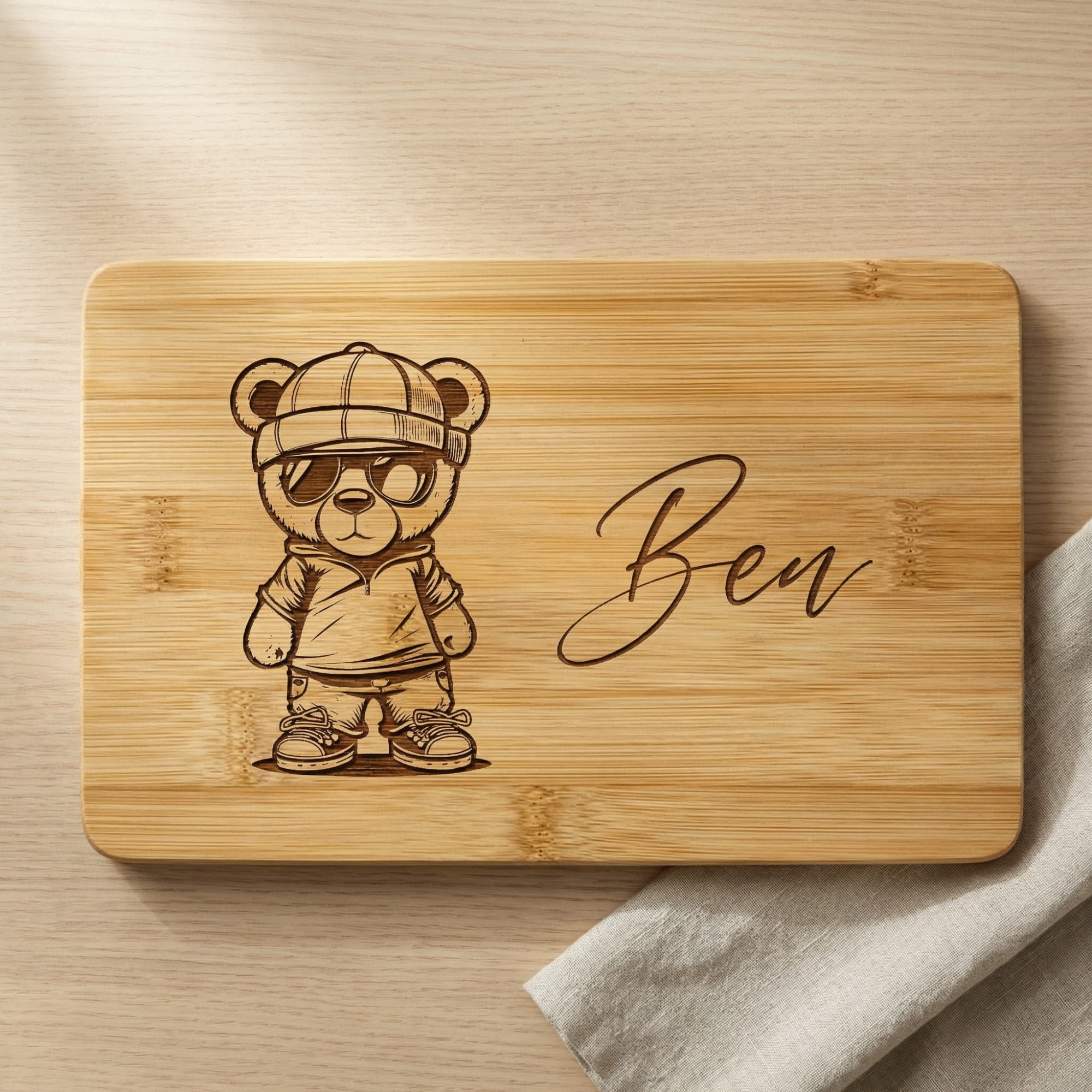 Personalisiertes Frühstücksbrettchen aus Bambus mit coolem Teddy und Name Ben