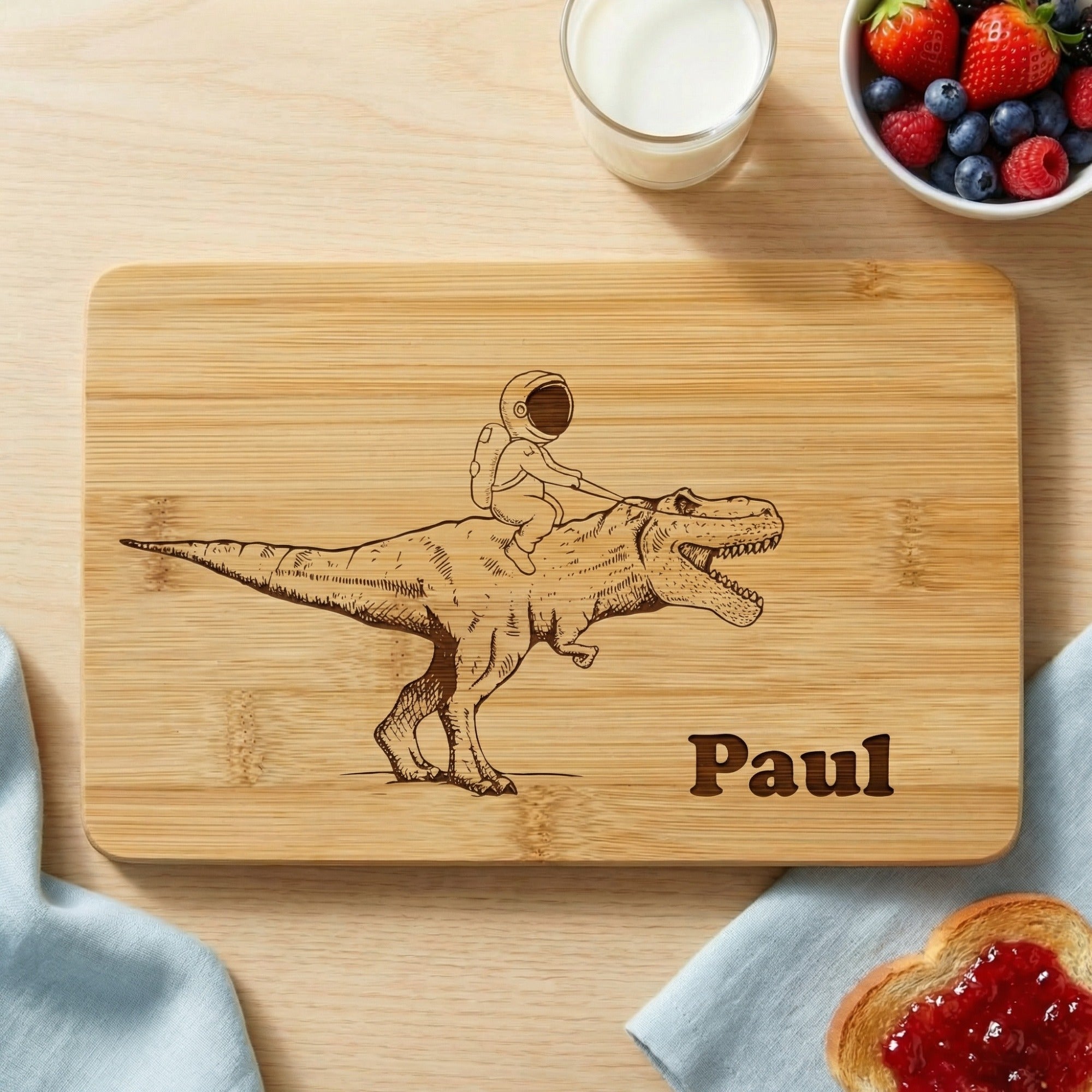 Personalisiertes Frühstücksbrett aus Bambus mit Dino und Astronaut Gravur und Name Paul – Geschenk für Jungen