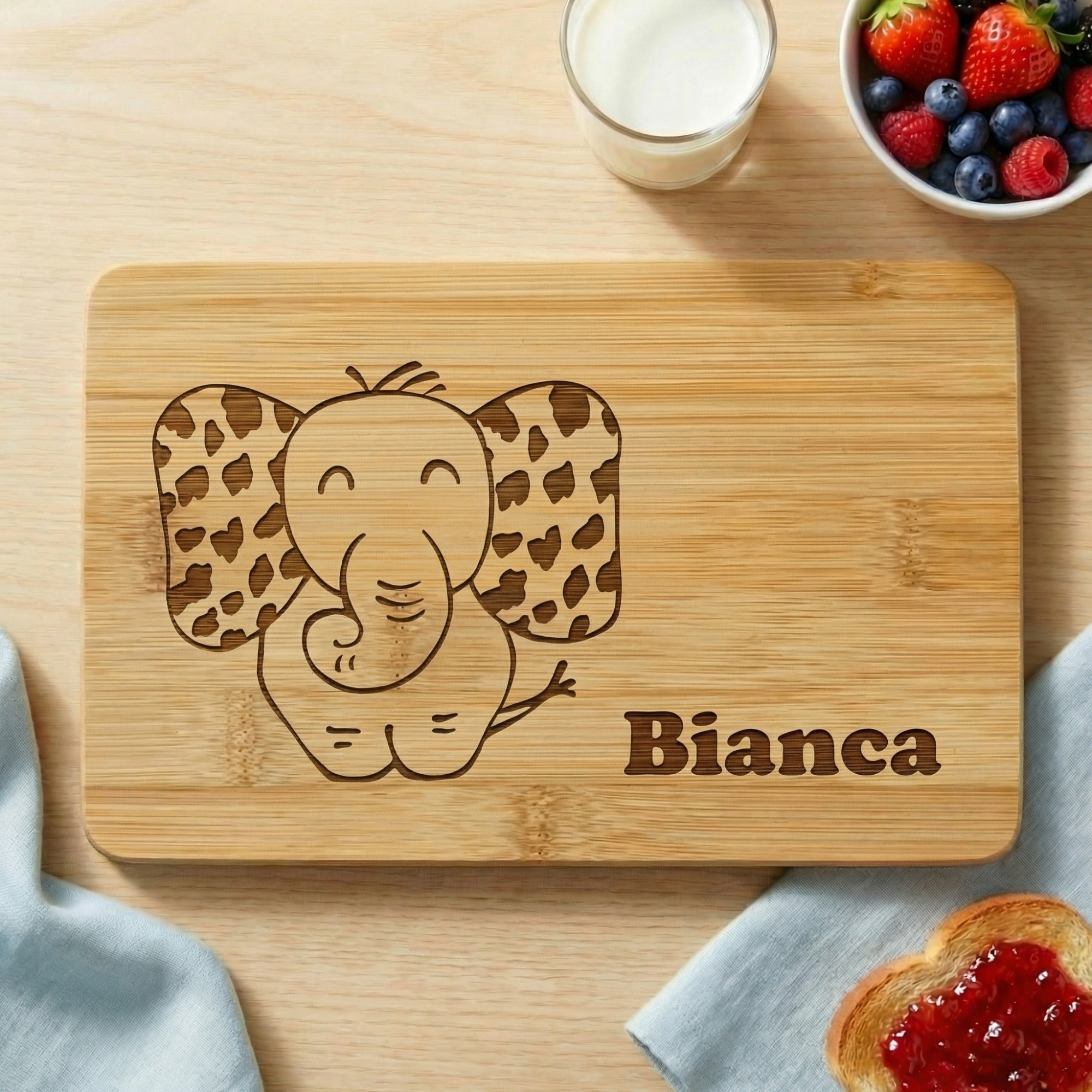 Personalisiertes Frühstücksbrettchen für Kinder aus Bambus mit Elefant Motiv und Name Bianca, dekoriert mit Frühstück