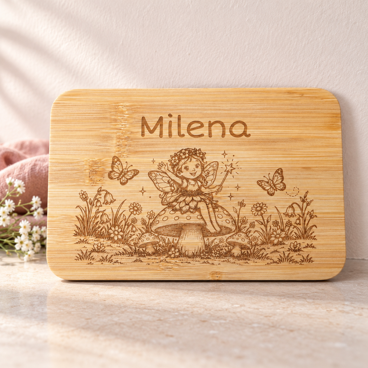 Personalisiertes Frühstücksbrettchen aus Bambus mit Elfen-Gravur und Wunschgravur, vertiefte dunkelbraune Lasergravur, 22 x 14 cm.
