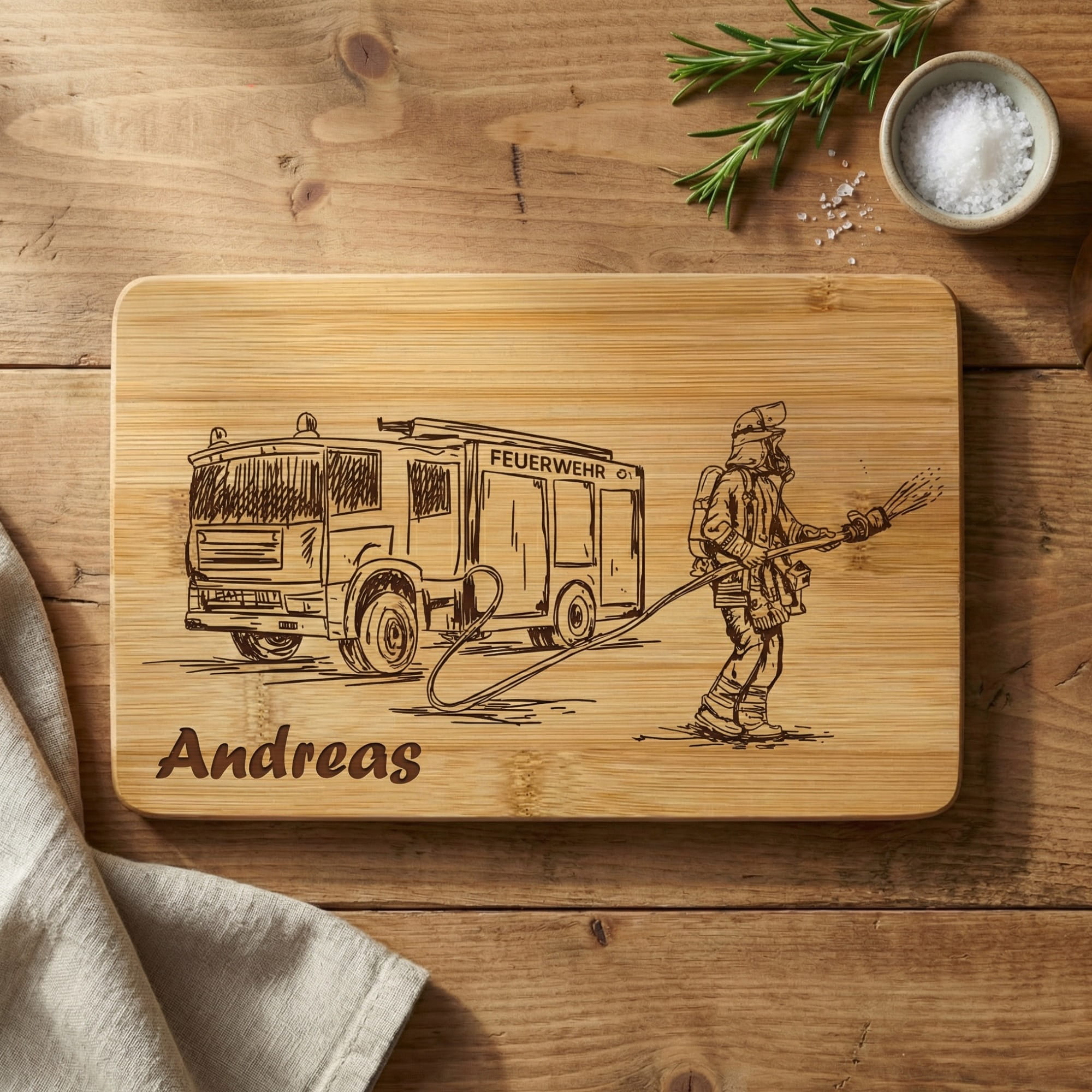Personalisiertes Frühstücksbrettchen aus Bambus mit Feuerwehr Gravur und Name Andreas, hochwertig gelasert, dekoriert auf rustikalem Holztisch.