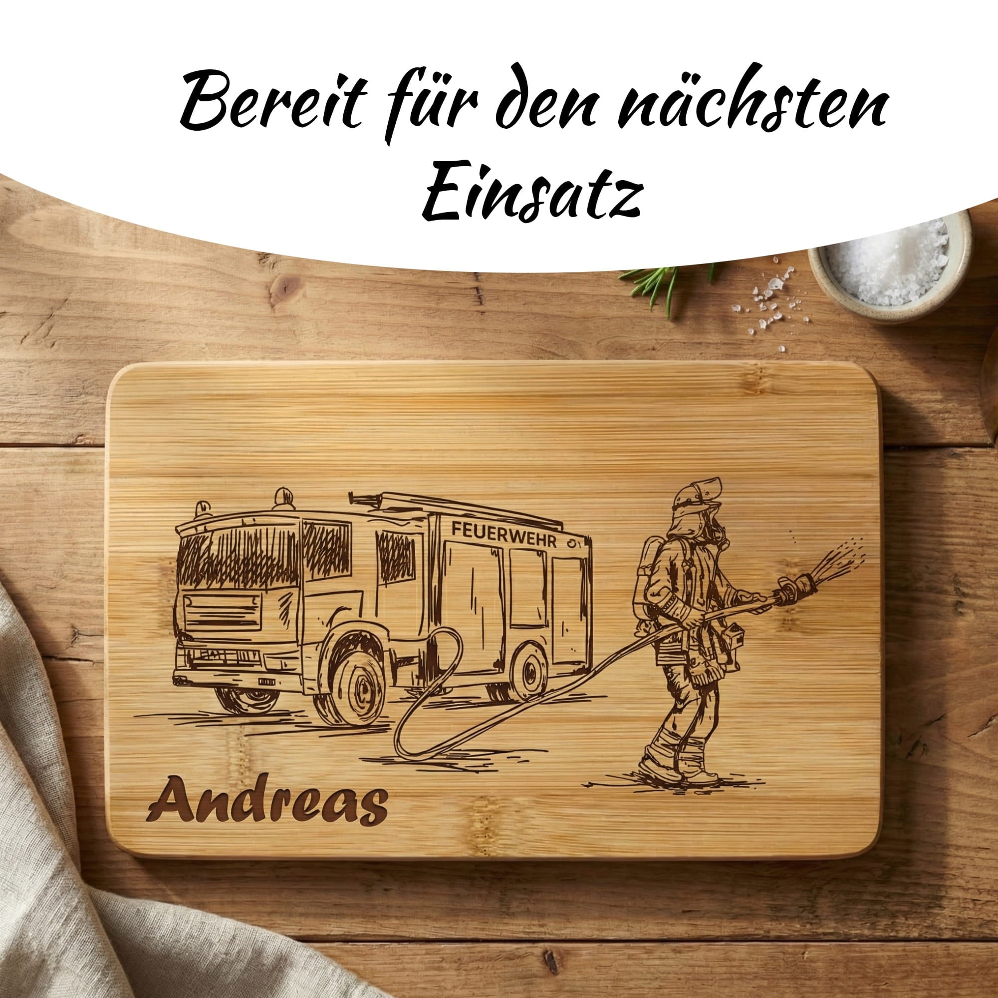Graviertes Bambus Schneidebrett mit Feuerwehrmann, Feuerwehrauto und individueller Namensgravur als Geschenk für Feuerwehrmann.