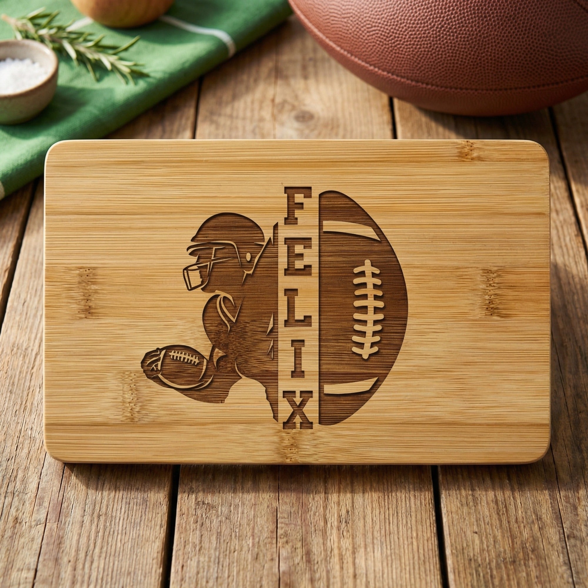 Frühstücksbrettchen aus Bambus mit American Football Spieler Gravur und Name Felix