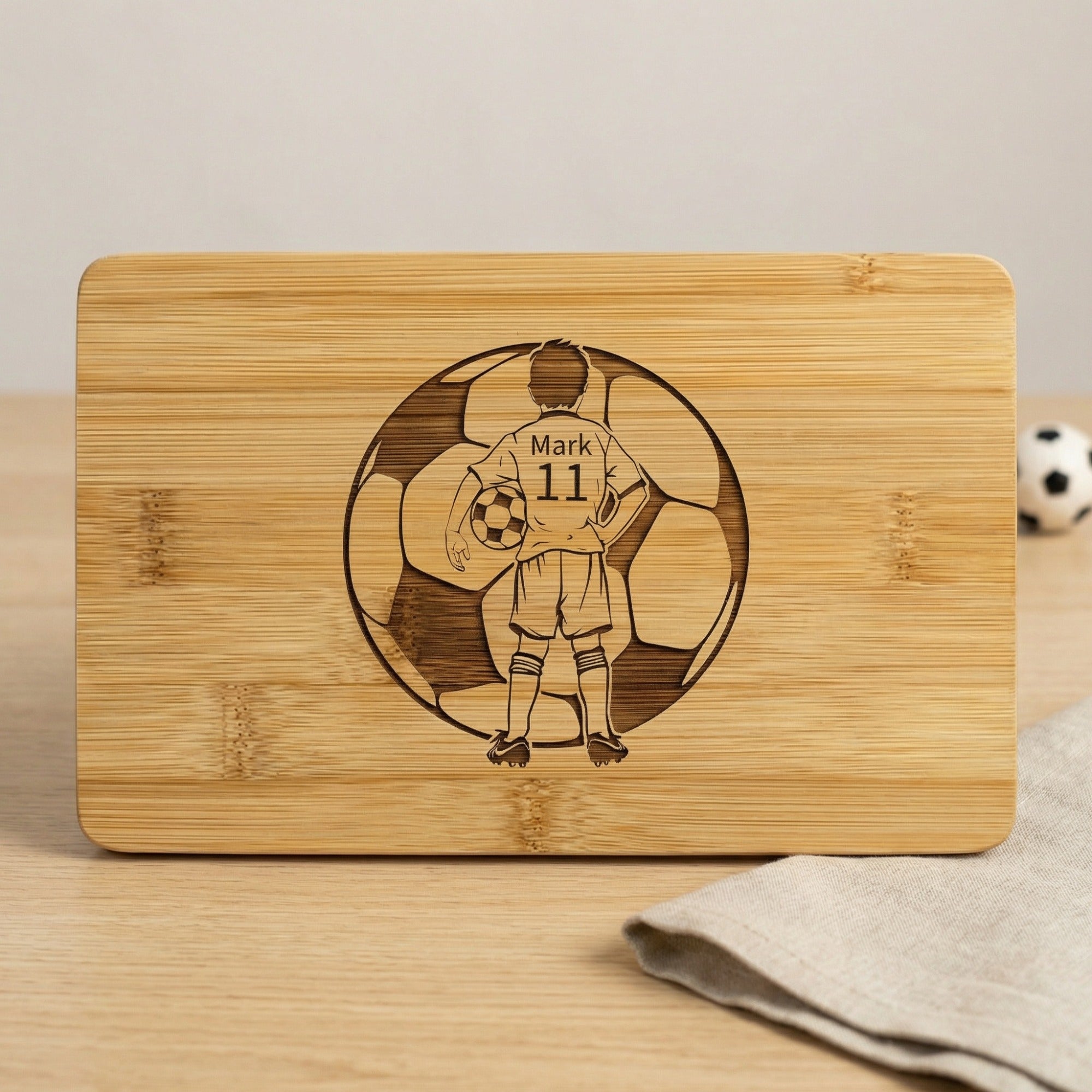 Personalisiertes Frühstücksbrettchen mit Fußballer Motiv und Name Mark sowie Rückennummer 11