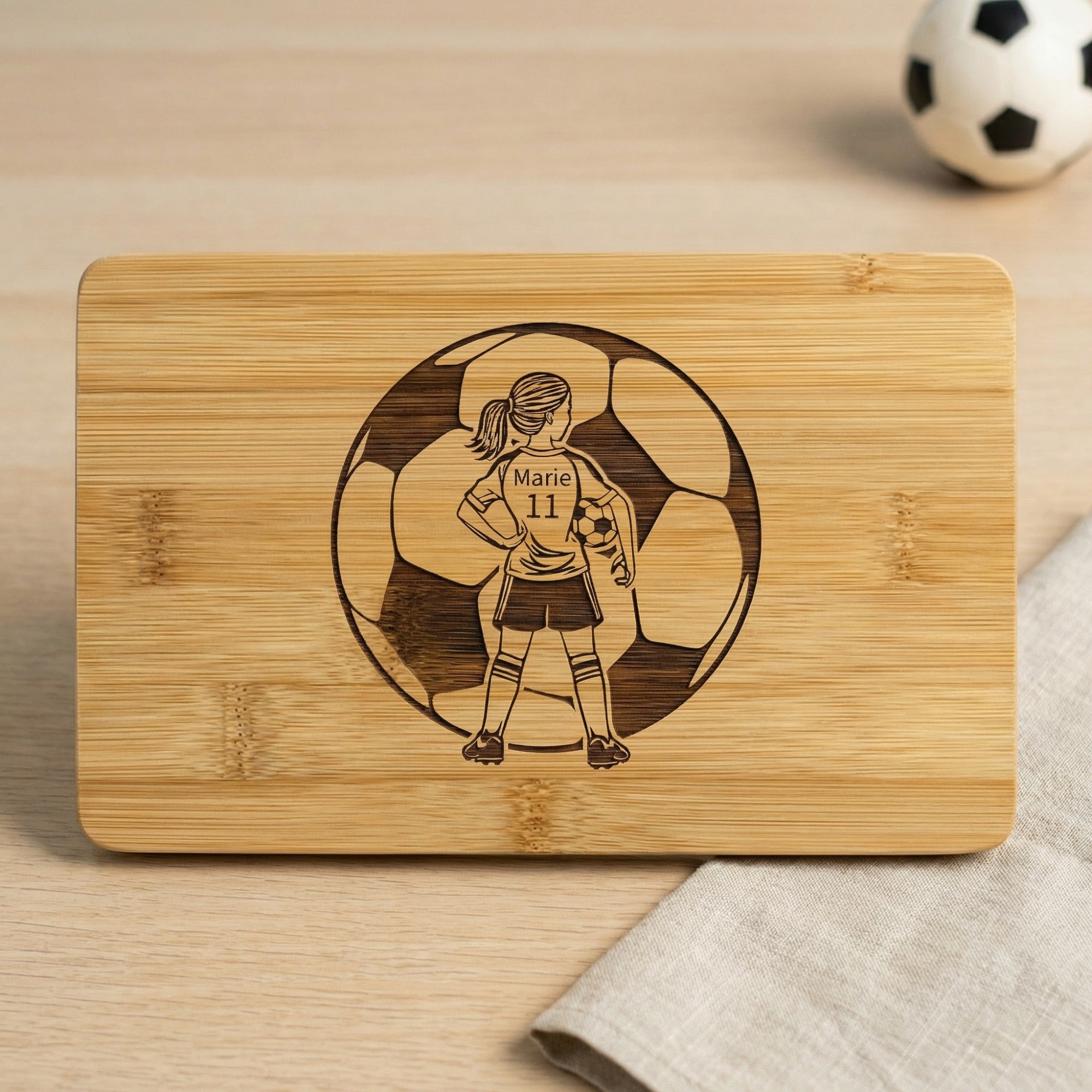 Personalisiertes Frühstücksbrettchen mit Fußballerin Motiv und Name Marie sowie Rückennummer 11