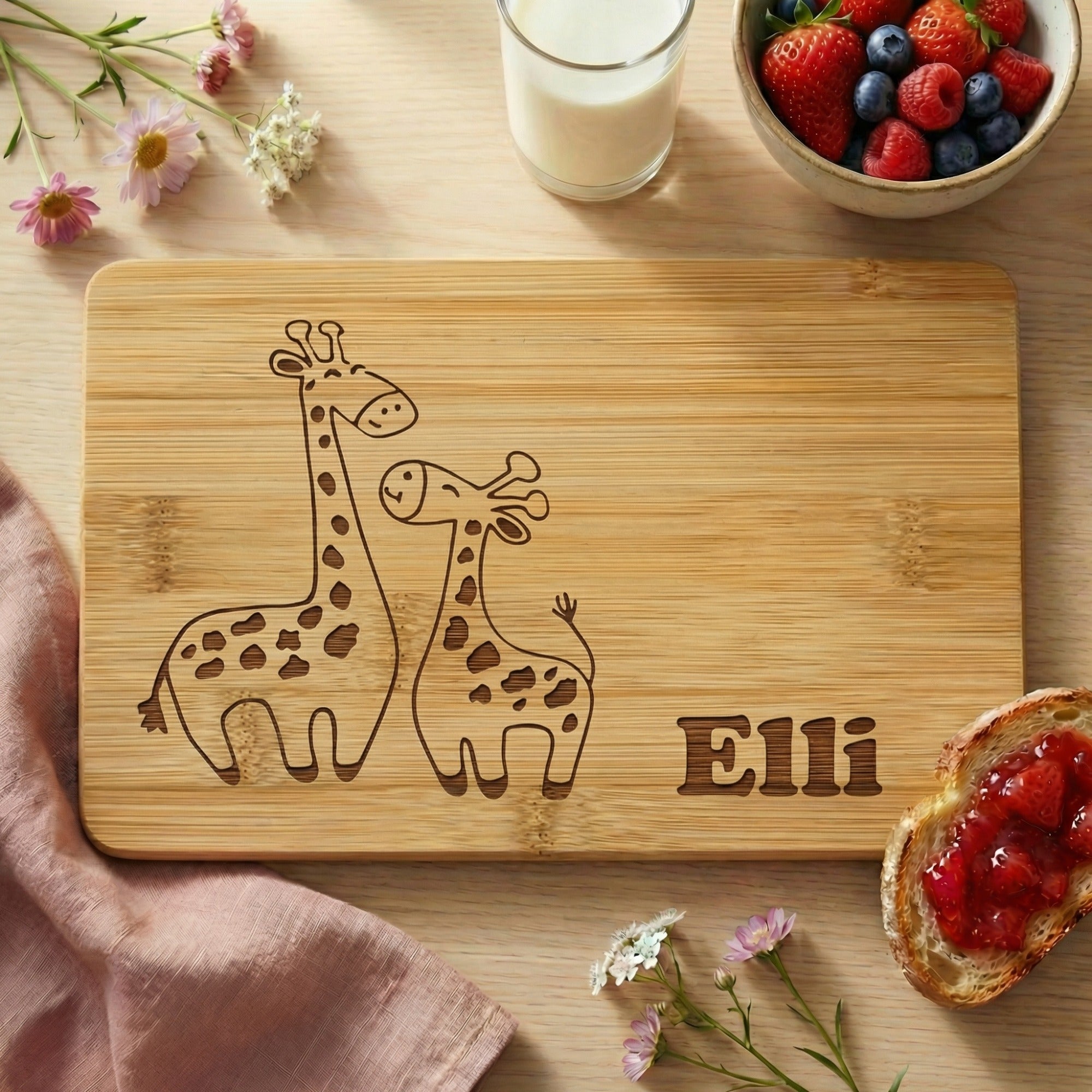 Personalisiertes Frühstücksbrettchen für Kinder aus Bambus mit Giraffen Motiv und Name Elli, dekoriert mit Frühstück