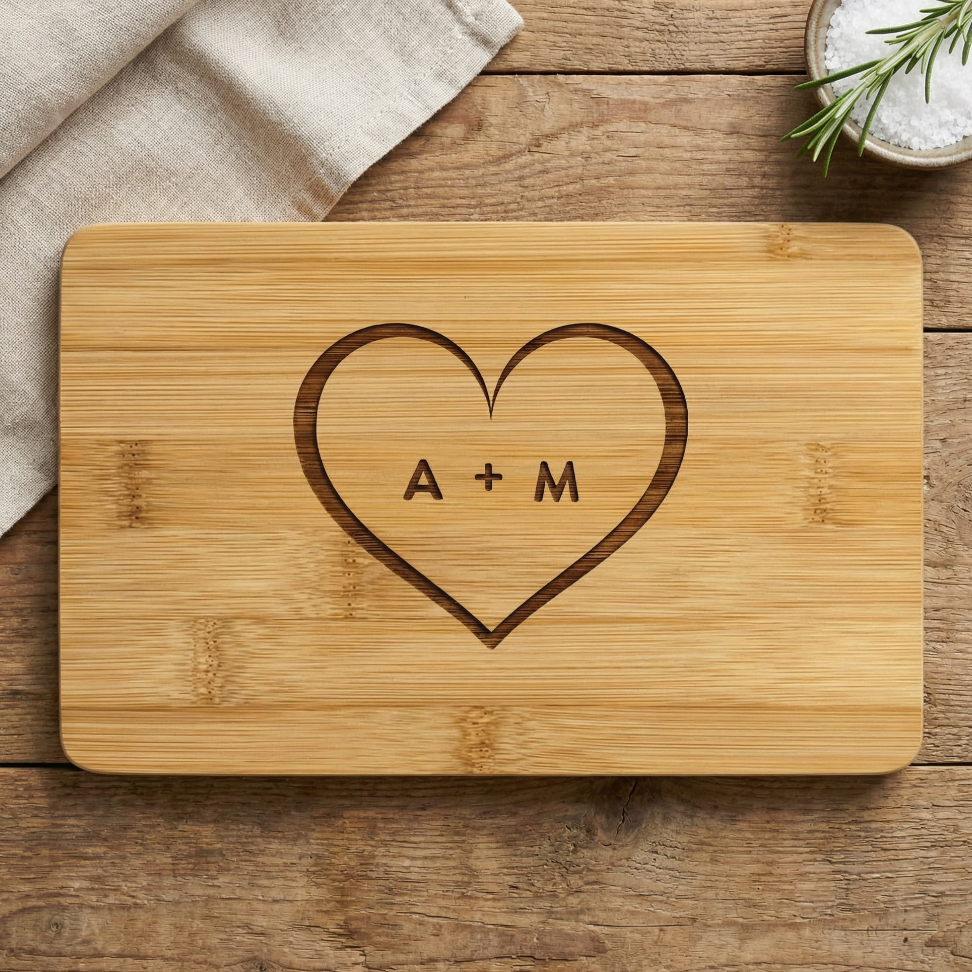 Personalisiertes Frühstücksbrettchen aus Bambus mit Herz Gravur und Initialen A und M