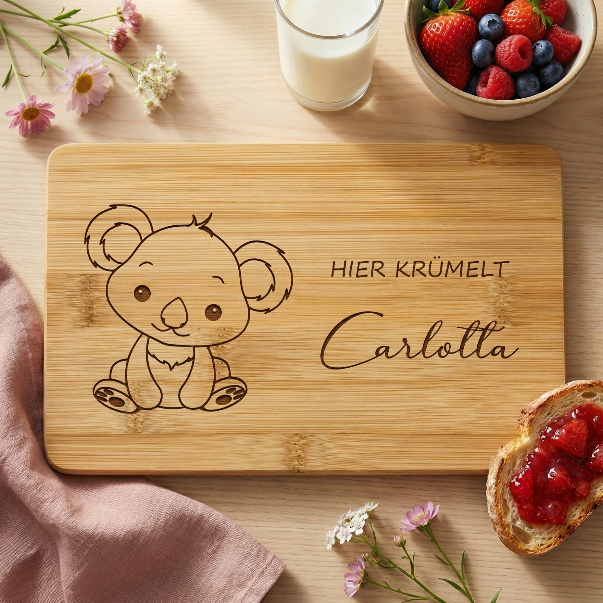 Personalisiertes Frühstücksbrettchen aus Bambus mit Koala Motiv und Namensgravur „Carlotta“ – Kinder Frühstücksbrett mit Lasergravur
