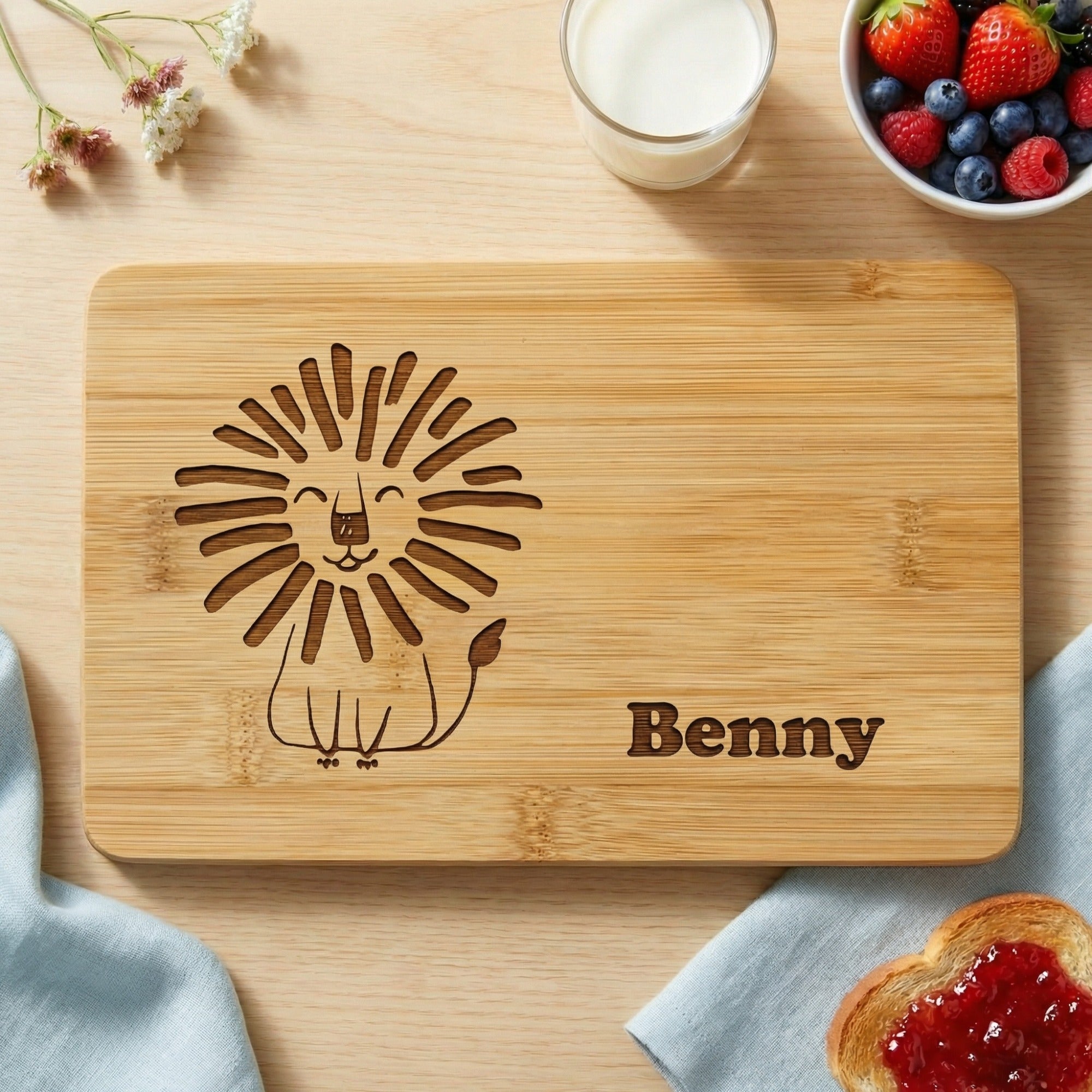 Personalisiertes Frühstücksbrettchen Kinder mit Löwenmotiv und Name aus Bambus