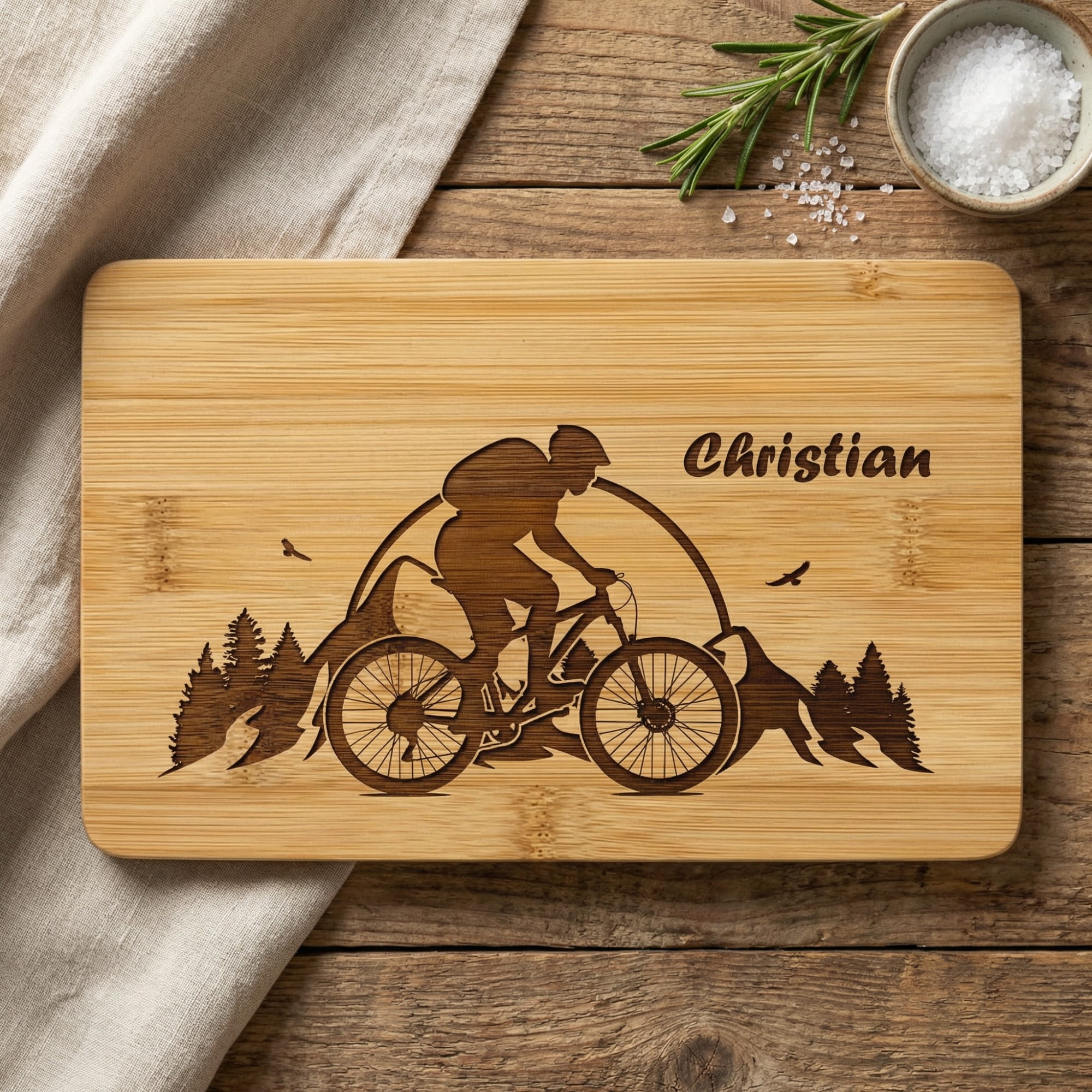 Personalisiertes Bambus Frühstücksbrettchen mit Mountainbike Motiv, Berglandschaft und Name Christian