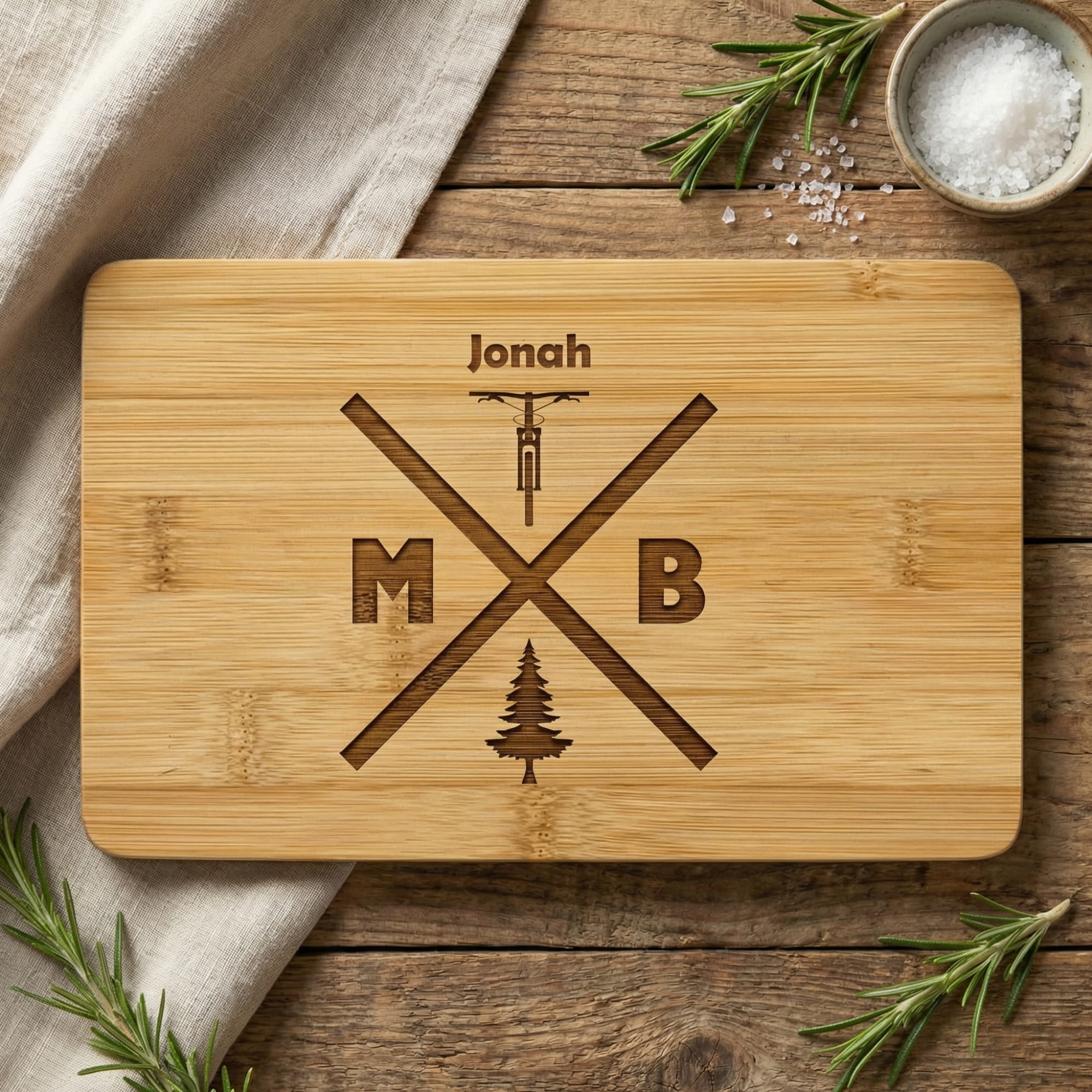 Personalisiertes Bambus Frühstücksbrettchen mit MTB Monogramm und Name Jonah