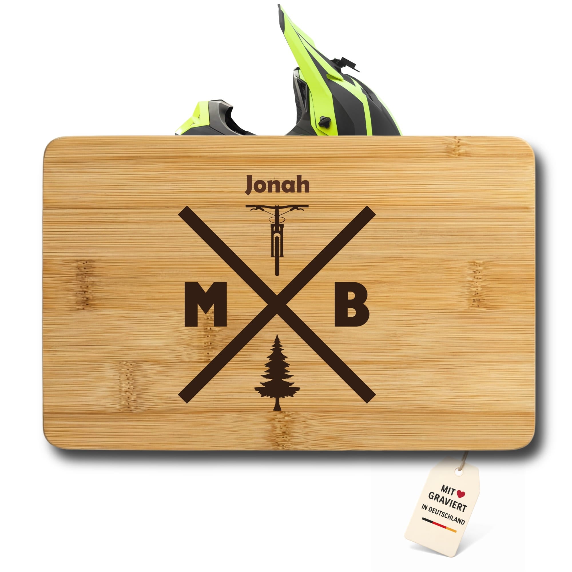Graviertes Holzbrett mit MTB Design und Name Jonah sowie Fahrradhelm im Hintergrund