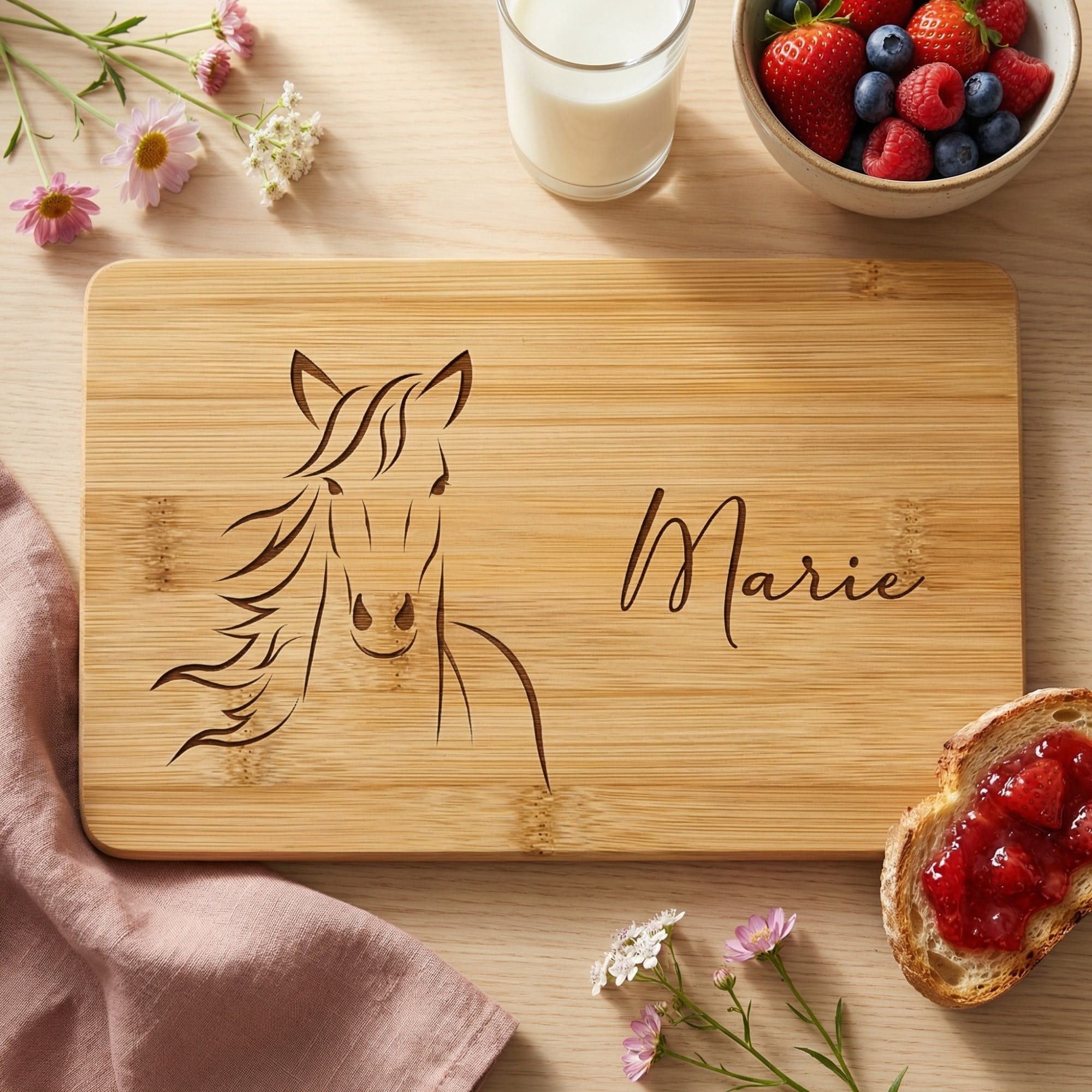Personalisiertes Bambus Frühstücksbrett mit Pferdemotiv und Namensgravur Marie, dekoriert mit Milch, Beeren und Marmeladenbrot