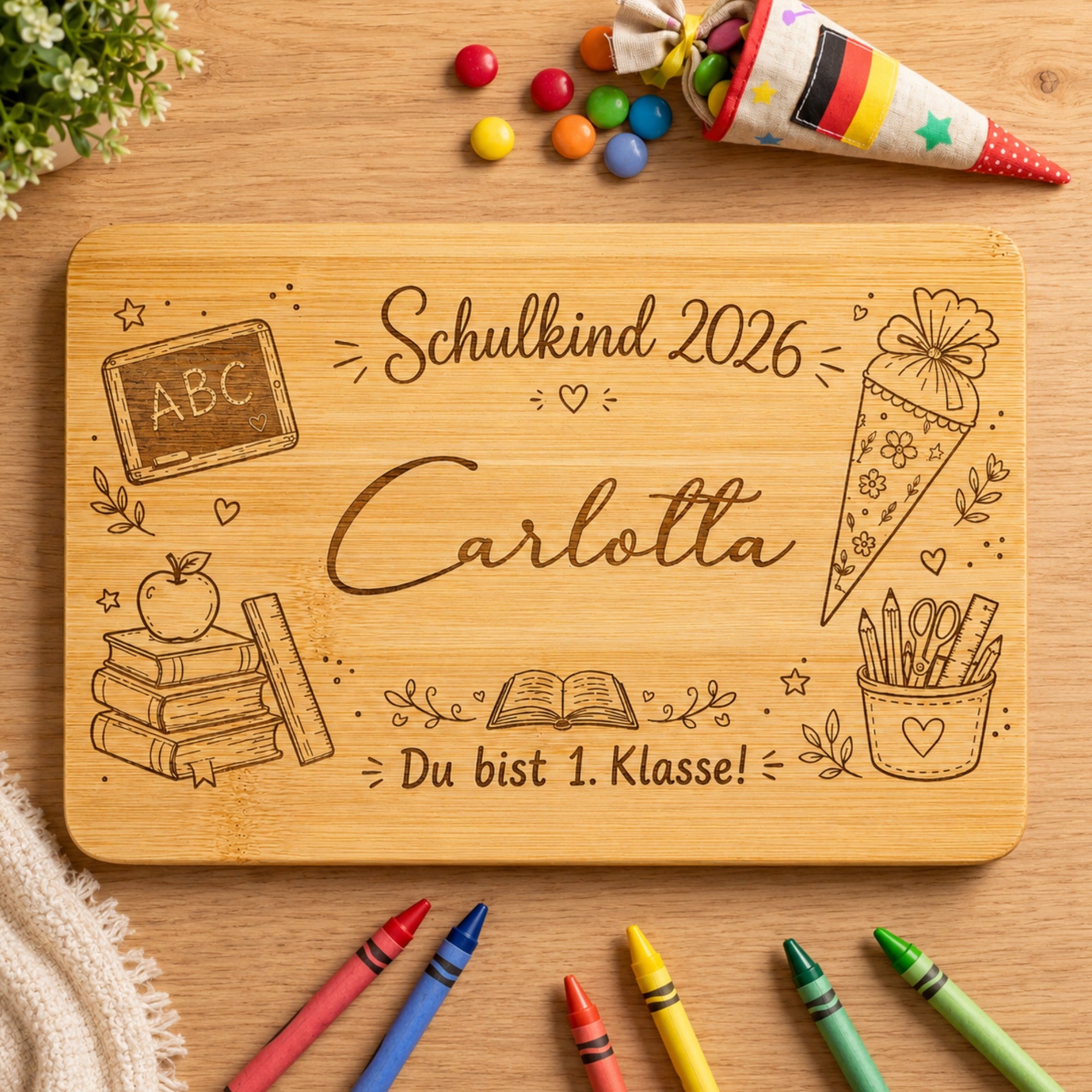 Personalisiertes Frühstücksbrettchen zur Einschulung 2026 aus Bambus mit Namensgravur, Schultüte, Büchern und Schulmotiv