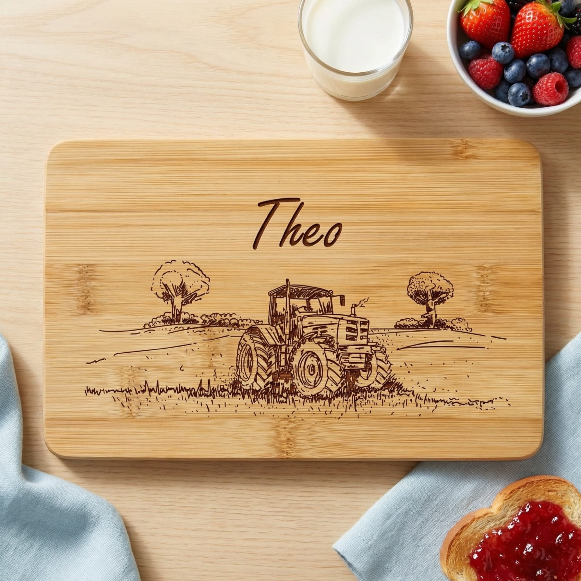 Personalisiertes Frühstücksbrett aus Bambus mit Traktor Gravur und Name Theo, vertiefte dunkelbraune Lasergravur im Kinder Frühstücksdesign.