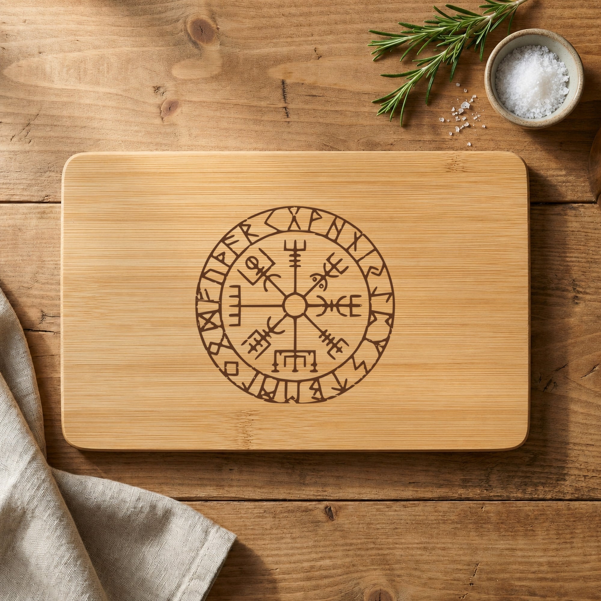 Frühstücksbrettchen aus Bambus mit Vegvísir-Gravur auf rustikalem Holztisch