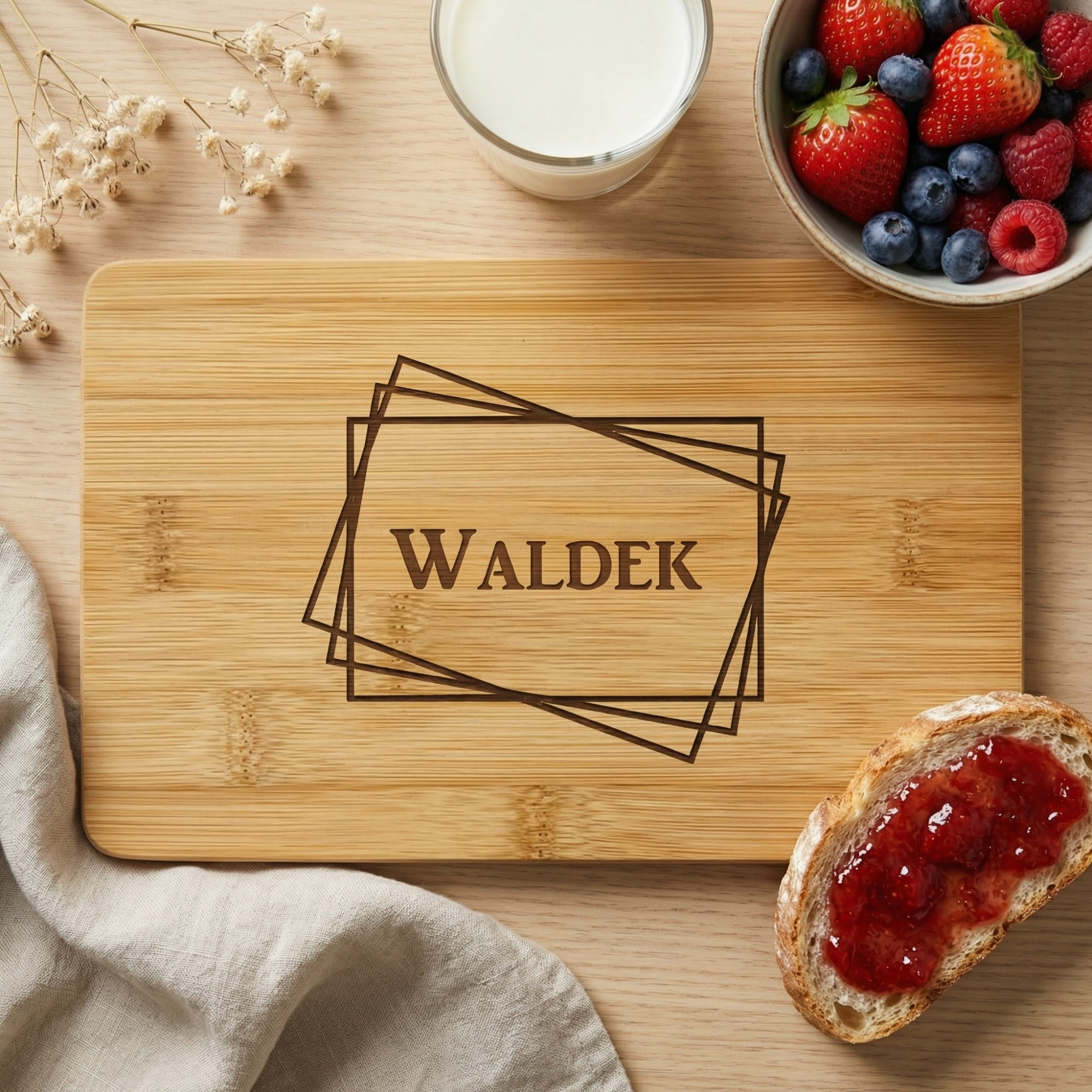 Personalisiertes Frühstücksbrettchen aus Bambus mit graviertem Namen Waldek im modernen Rahmen Design