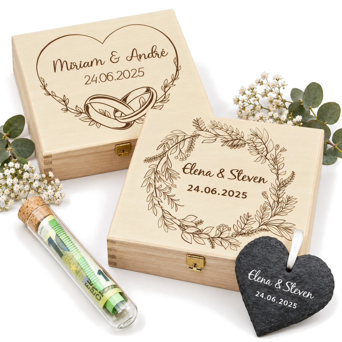Zwei Geschenkboxen aus Holz mit Gravur von Namen und Datum, Motiv Herz und Kranz, davor Reagenzglas und graviertes Schieferherz
