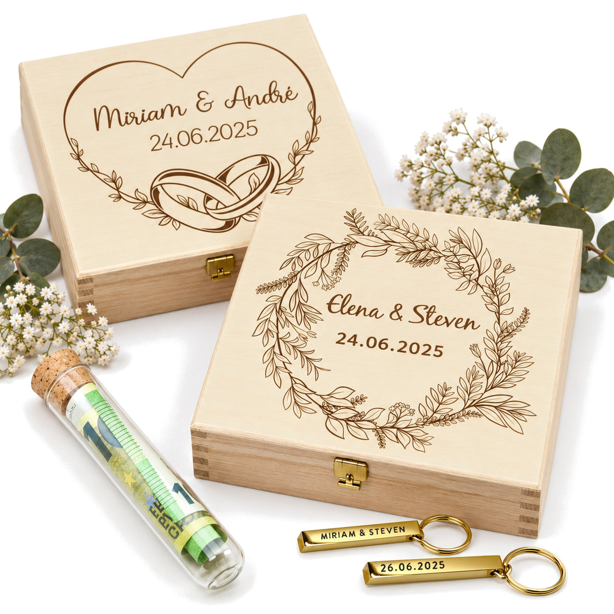 Zwei Geschenkboxen aus Holz mit Gravur von Namen und Datum, Motiv Herz und Kranz, davor Reagenzglas und zwei gravierte Schlüsselanhänger