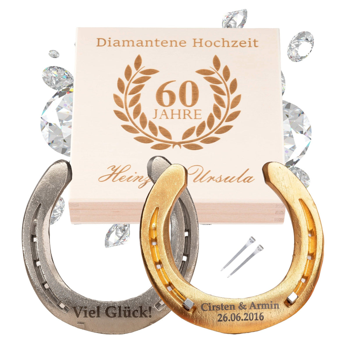 Glückshufeisen zur Diamantenen Hochzeit vor der Holz-Geschenkbox, Deckel graviert mit Lorbeerkranz, 60 Jahre und Namen, dazu zwei Hufnägel