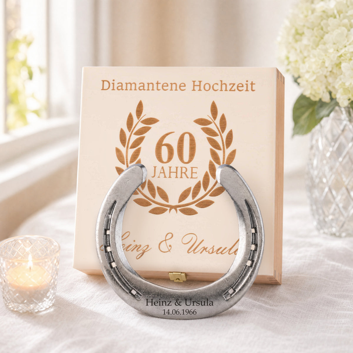 Glückshufeisen zur Diamantenen Hochzeit in Natur mit Namensgravur vor der Holz-Geschenkbox, Deckel graviert mit Lorbeerkranz, 60 Jahre und Namen