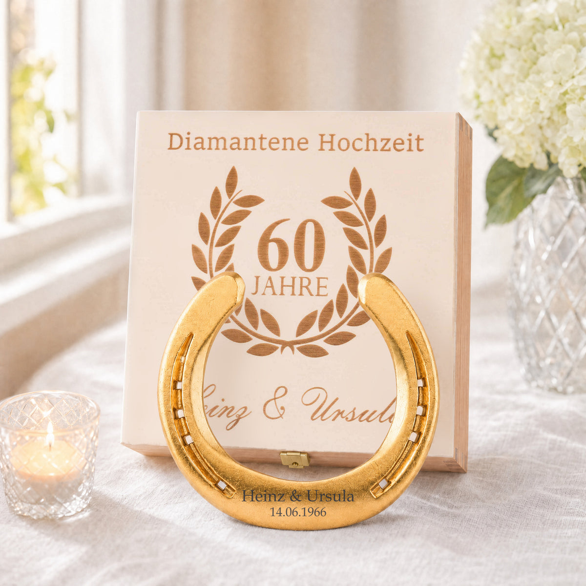 Vergoldetes Glückshufeisen (24 Karat) zur Diamantenen Hochzeit mit Namensgravur vor der Holz-Geschenkbox, Deckel graviert mit Lorbeerkranz, 60 Jahre und Namen