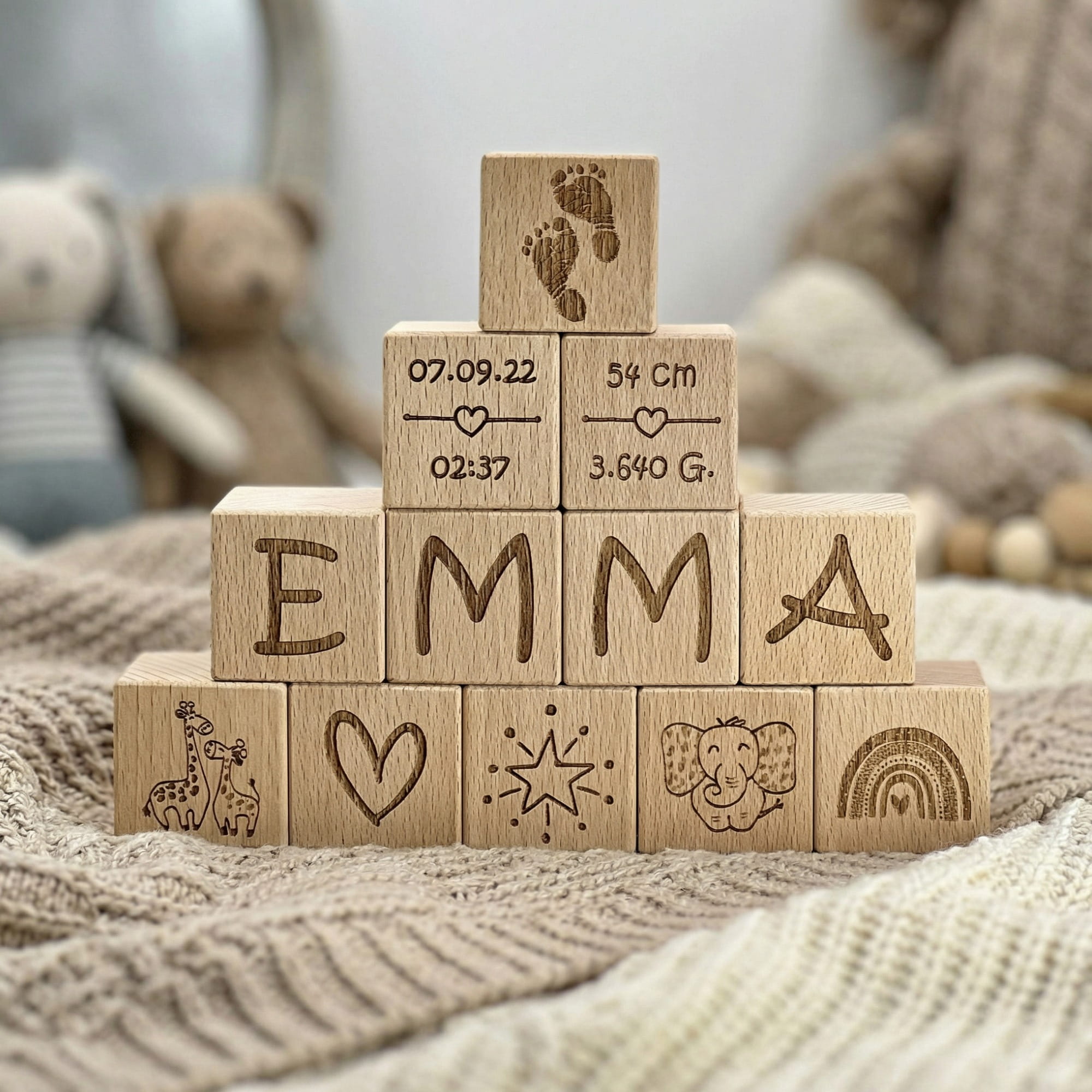 Personalisierte Baby-Holzwürfel zur Geburt aus massiver Buche mit Gravur (Name und Geburtsdaten) – hochwertiges Geschenk zur Geburt im Babyzimmer.