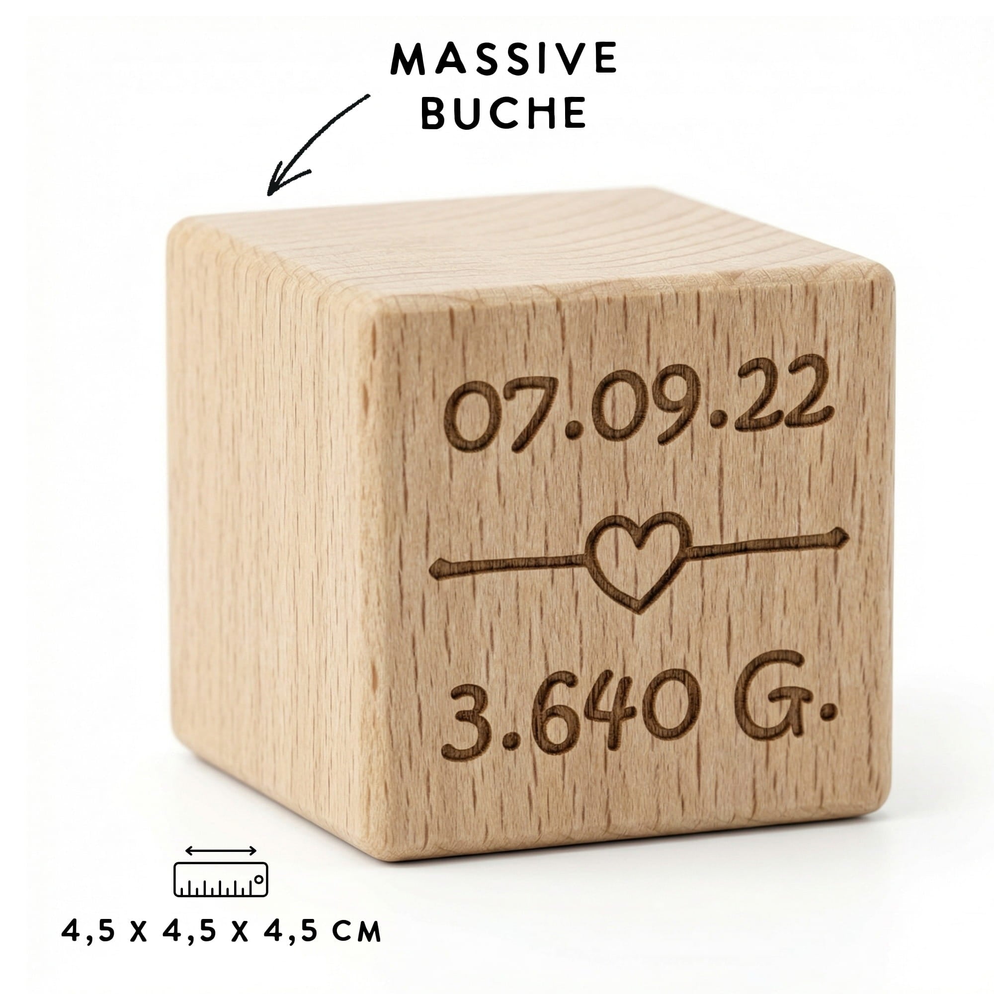 Detailaufnahme eines Baby-Geburtswürfels aus massiver Buche mit Lasergravur – Geburtsdatum und Gewicht eingraviert, personalisiertes Geschenk zur Geburt.