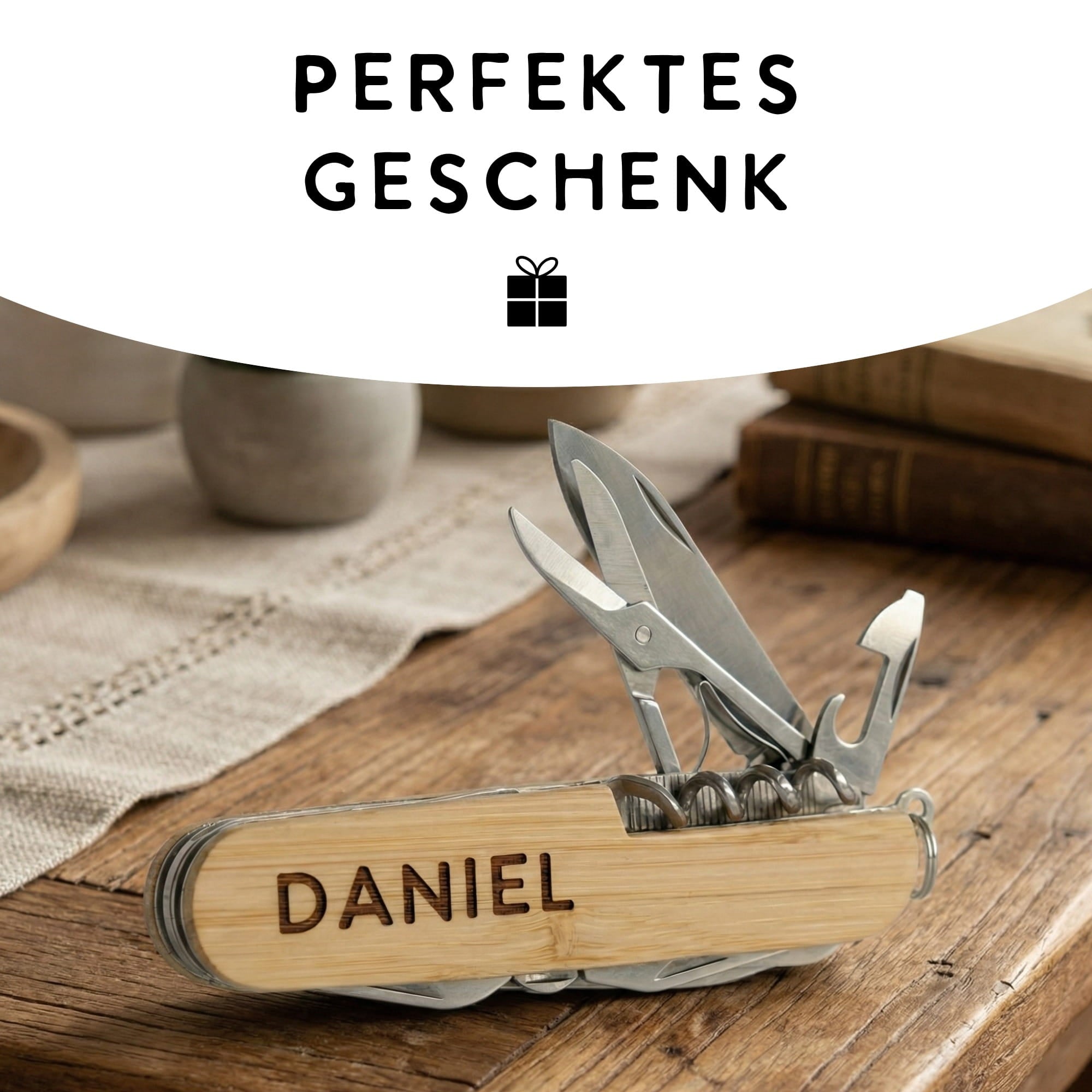 Graviertes Multitool Taschenmesser aus Bambus auf rustikalem Holztisch – personalisiertes Geschenk für Papa oder Freund