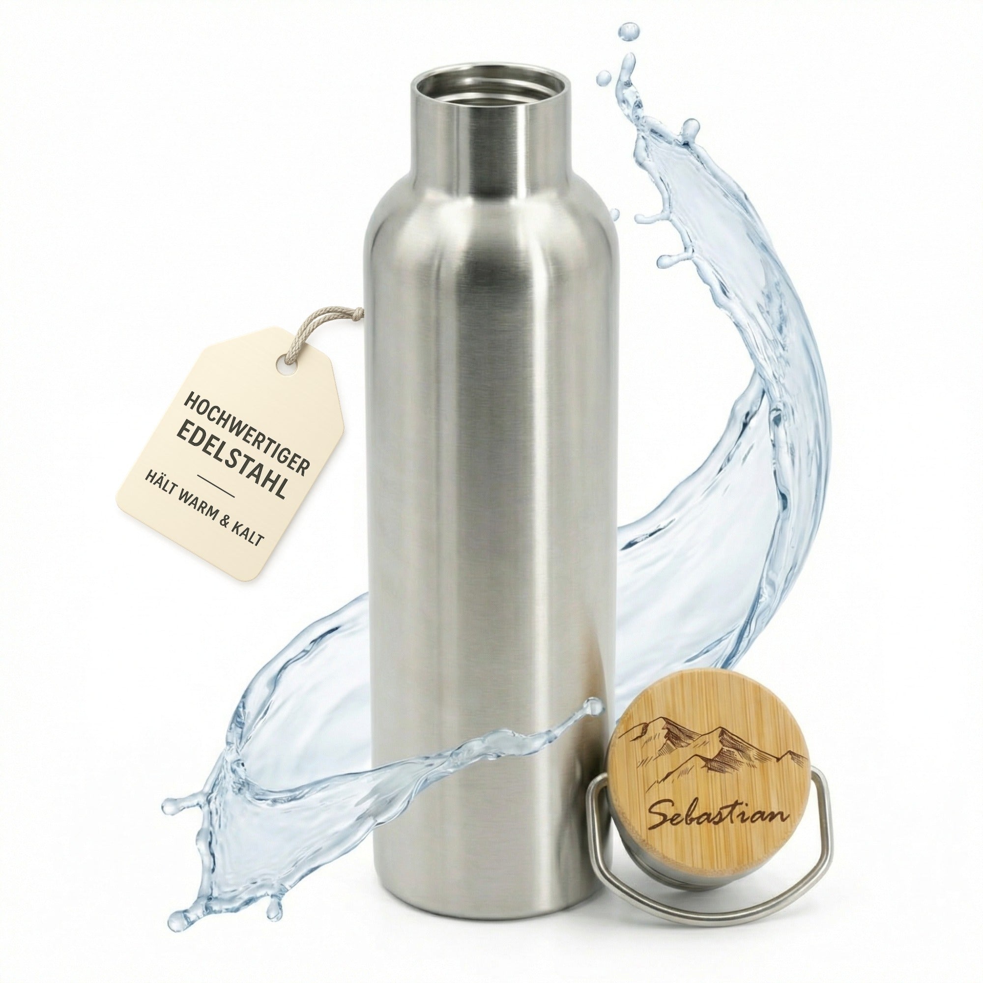 Personalisierte Edelstahl Trinkflasche mit Bambusdeckel und vertiefter dunkelbrauner Gravur vor weißem Hintergrund mit elegantem Wassersplash – auslaufsichere Thermoflasche hält warm und kalt.